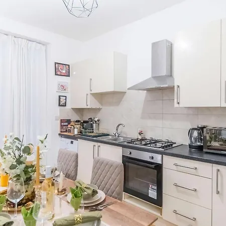 Luxury 3 Bed 3 Bath Wembley Townhouse *