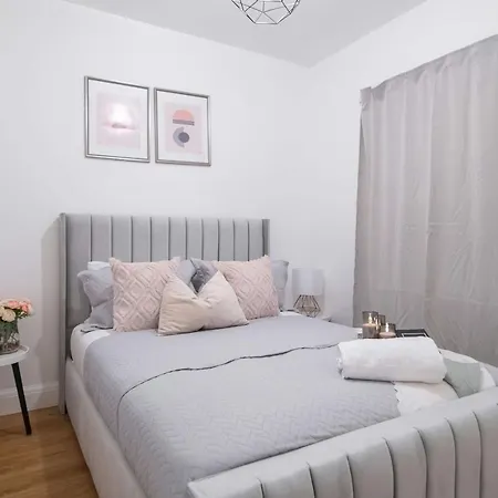 Luxury 3 Bed 3 Bath Wembley Townhouse *