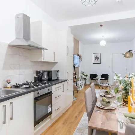 Luxury 3 Bed 3 Bath Wembley Townhouse Holiday home *