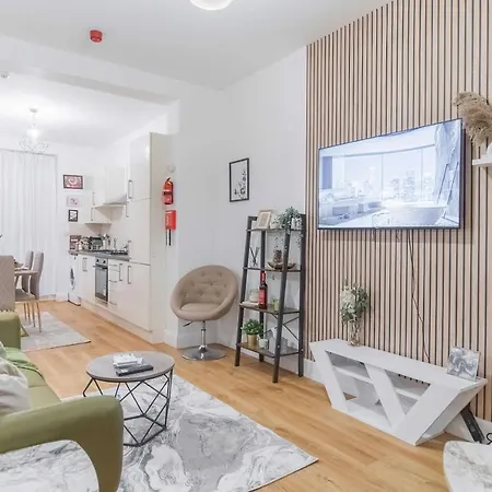 Luxury 3 Bed 3 Bath Wembley Townhouse *