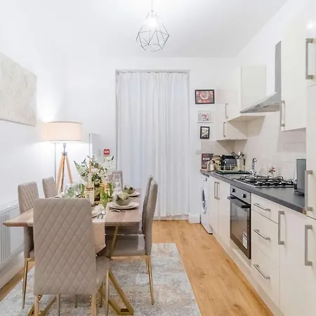 Luxury 3 Bed 3 Bath Wembley Townhouse Holiday home Brent