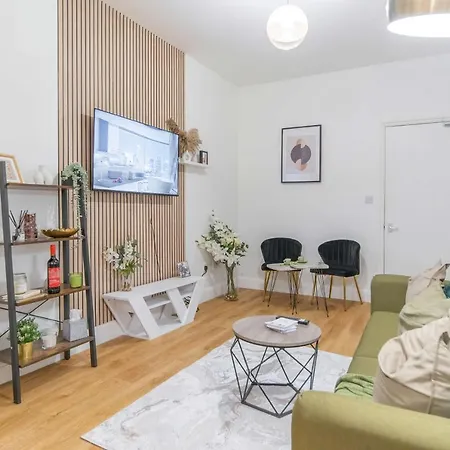 Luxury 3 Bed 3 Bath Wembley Townhouse Holiday home