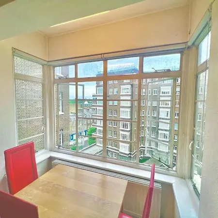 King-sized Studio, 6th Floor + Lift, Regent's Park London