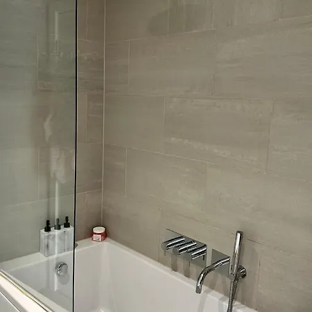 1 Spacious Luxury Bedroom Flat On Oxford St, Next To Selfridges Apartment