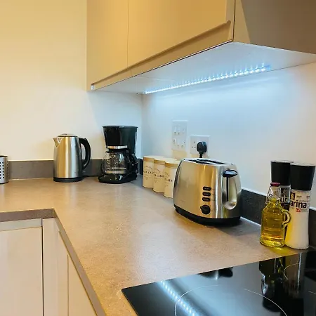 Spacious Two Bedroom In Balham Apartment *