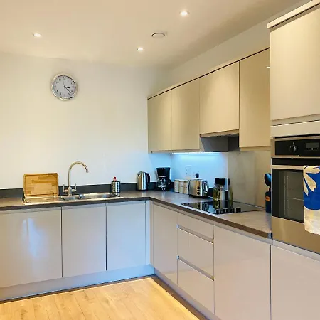 Spacious Two Bedroom In Balham Apartment