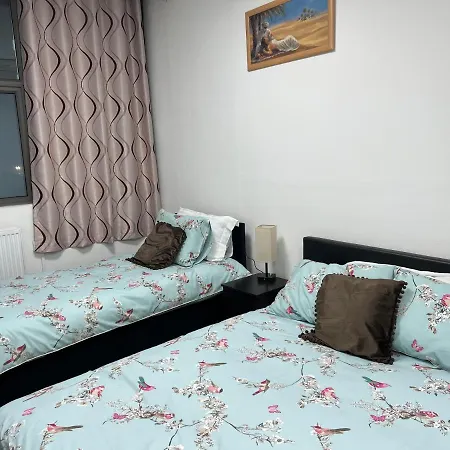 Hotel Mj - Entire Serviced For 6 Guests - Next To Tube Station Skyline View -
