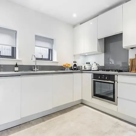 2 - Bedroom Bungalow - Free Gated Parking