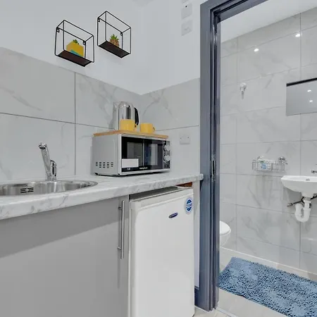 Heathrow Stays - Fawns Manor *