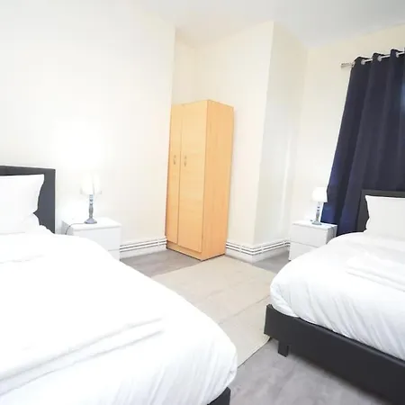 Lovely 4 Bedroom Close To The City Walking Distance From The Rivere View
