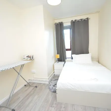 Lovely 4 Bedroom Close To The City Walking Distance From The Rivere View Apartment London