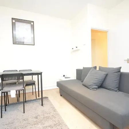 Lovely 4 Bedroom Close To The City Walking Distance From The Rivere View London