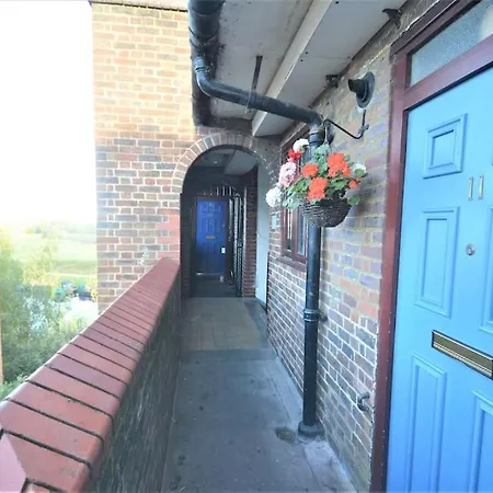 Lovely 4 Bedroom Close To The City Walking Distance From The Rivere View *