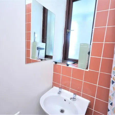 Lovely 4 Bedroom Close To The City Walking Distance From The Rivere View Apartment *