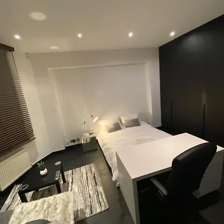 Beautiful Modern Studio In High Street Kensington *