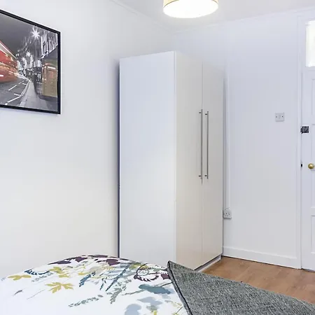 Comfortable 3 Bed Flat Zone 1 Londen