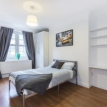 Comfortable 3 Bed Flat Zone 1 *