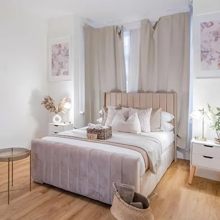 Luxury 3 Bed 3 Bath Wembley Townhouse Holiday home *