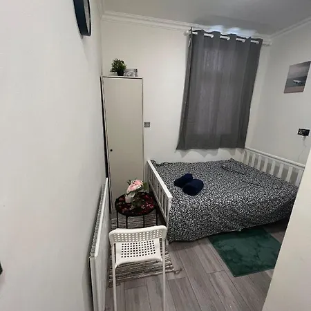 Lovely Close To Acton Station Apartment London