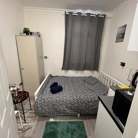 Lovely Close To Acton Station Apartment *