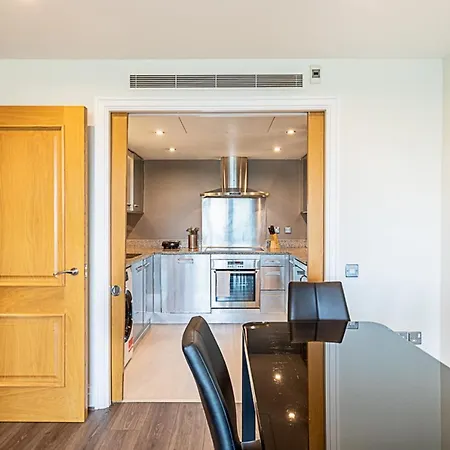 Convenient Urban Pad In Paddington Apartment
