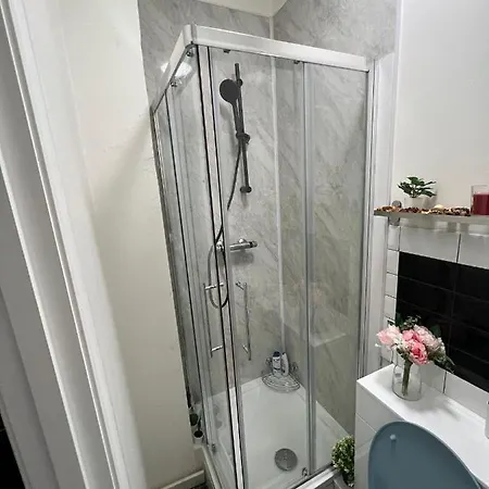 Lovely Close To Acton Station *