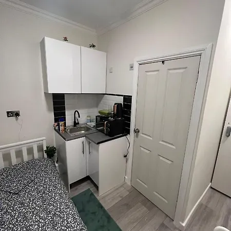 Lovely Close To Acton Station Apartment