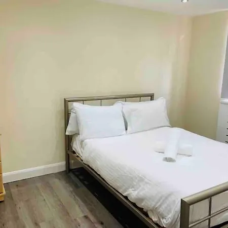 5 Bedroom House By Monishortlets Apartment *