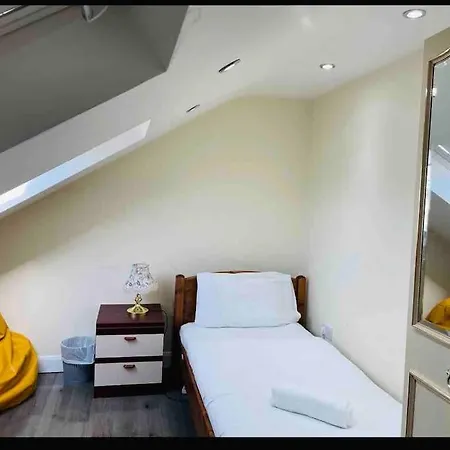 5 Bedroom House By Monishortlets * Dagenham