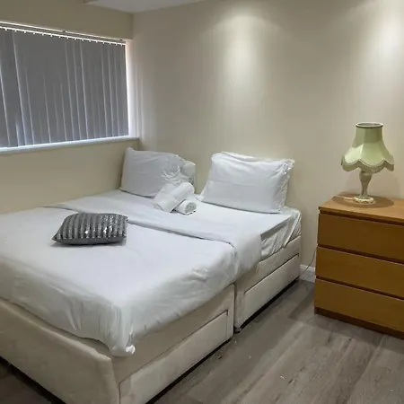5 Bedroom House By Monishortlets Dagenham