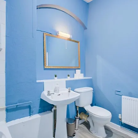 Inviting 2-bed Budget In Apartment London