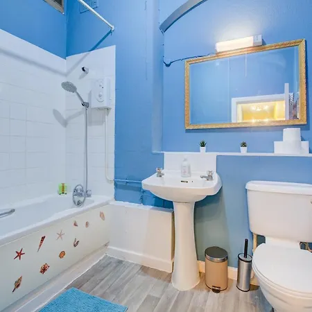 Inviting 2-bed Budget In *