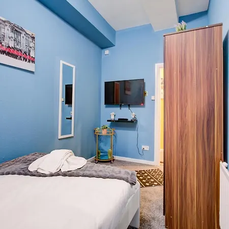 Inviting 2-bed Budget In Apartment