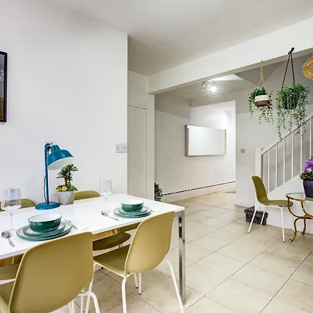 Gorgeous 4 Bedrooms, 5-baths House In Near Edgware Road, Oxford Street, Hyde Park Apartment
