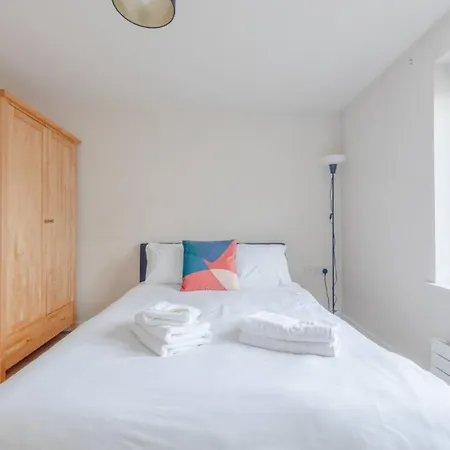 Apartment Spacious 2 Bedroom Near White *