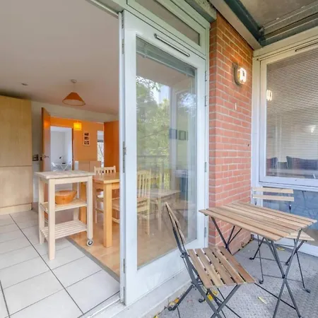 Spacious 2 Bedroom Near White London
