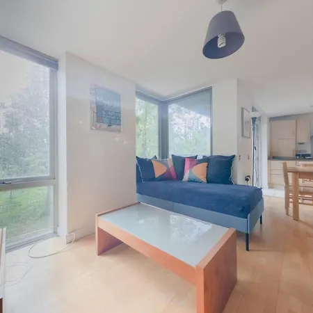 Spacious 2 Bedroom Near White