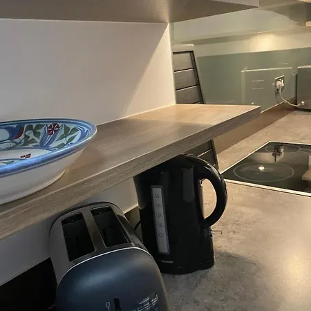 Beautiful Modern Studio In High Street Kensington Apartment *