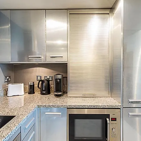 Convenient Urban Pad In Paddington Apartment London