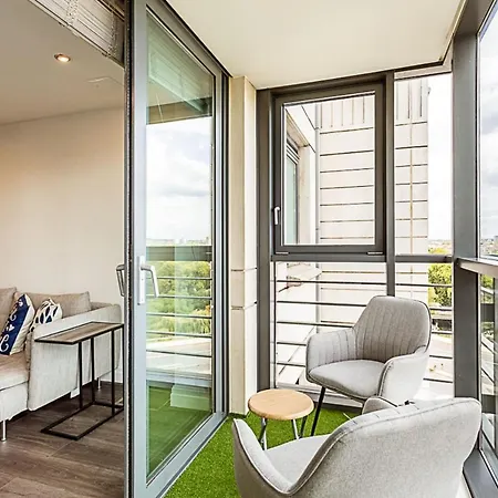 Convenient Urban Pad In Paddington Apartment