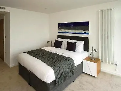 Go Native Stratford East Apartment *