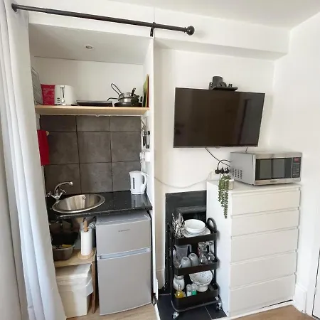 Apartamento Renovated Small Self Contained Studio Londres