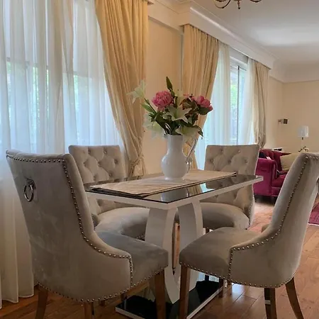 Apartment Lovely 3 Bedroom