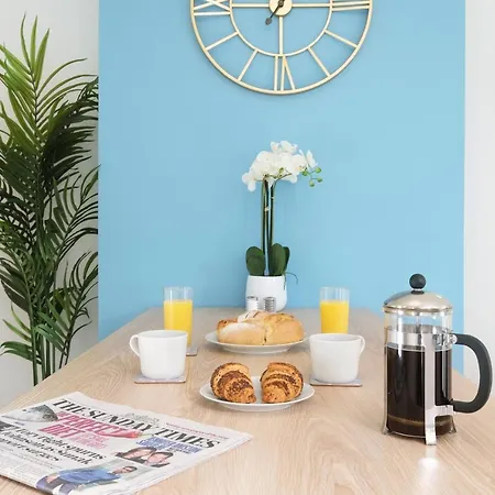 Lovely 4 Bedroom London With Free Parking, Garden, Wifi By Roost Kingston upon Thames (Greater London)