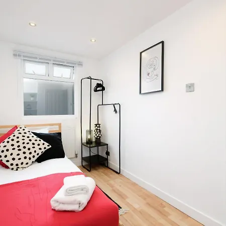 Holiday home Lovely 4 Bedroom London With Free Parking, Garden, Wifi By Roost *