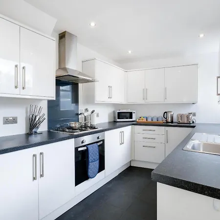 Lovely 4 Bedroom London With Free Parking, Garden, Wifi By Roost Holiday home