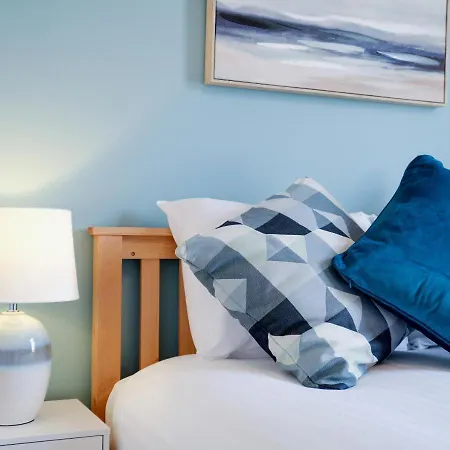 Lovely 4 Bedroom London With Free Parking, Garden, Wifi By Roost Holiday home *