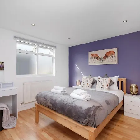 Lovely 4 Bedroom London With Free Parking, Garden, Wifi By Roost *