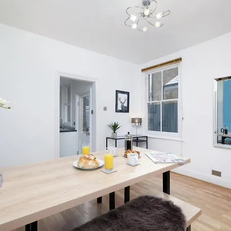 Holiday home Lovely 4 Bedroom London With Free Parking, Garden, Wifi By Roost