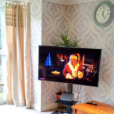 2 Bedrooms & 2 Bathrooms With An Ensuite Apartment London